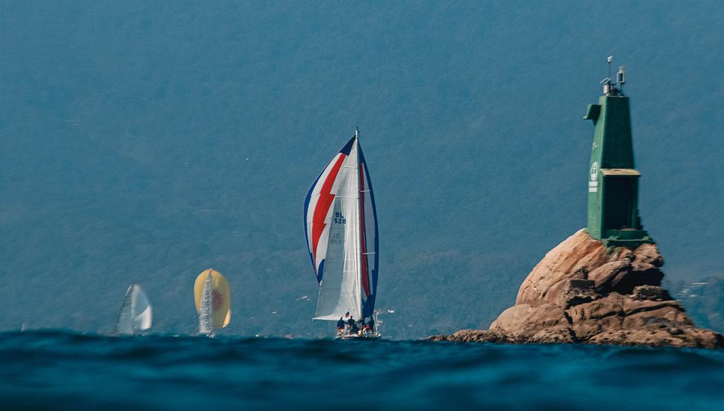 foto de veleiro no mar em ilhabela